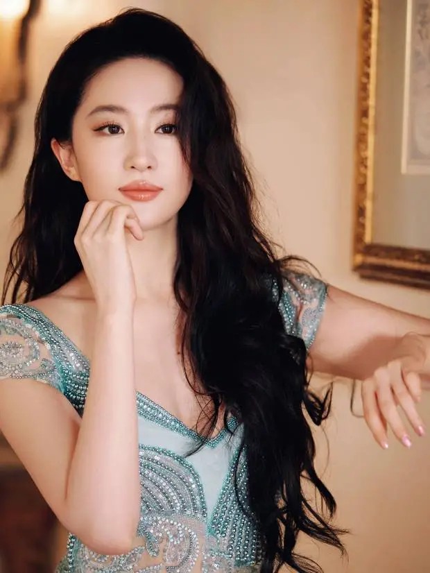 真幸福!鲍蕾鲍莉两家一起逛街,陆毅时髦又护妻,郭京飞像保镖