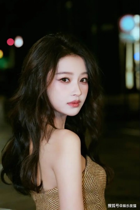 Vogue盛典上演争C大戏,刘亦菲杨幂钟楚曦各出奇招,刘冲无奈端水