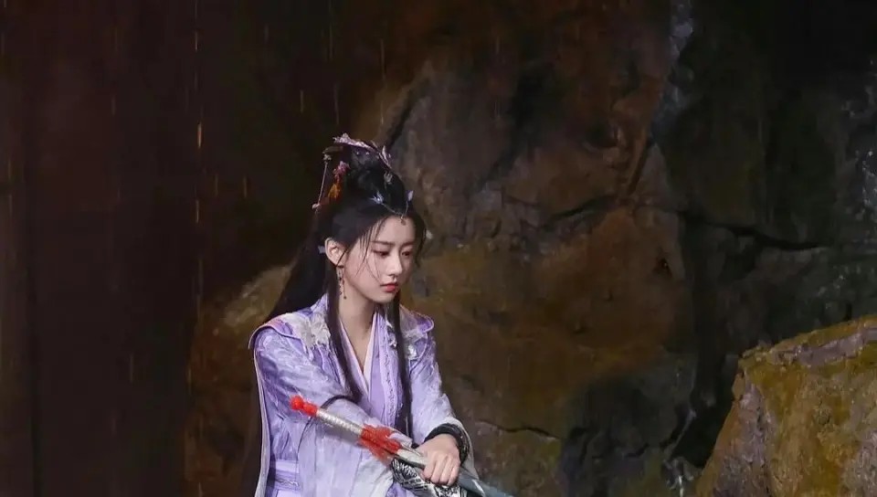 苏炳添陪家人被偶遇，背影男友力满满，妻子生仨娃还是小女孩模样