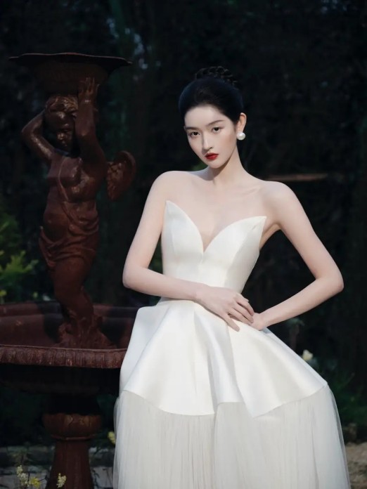 工作的暴政：人工智能时代下的工作观重构与社会挑战