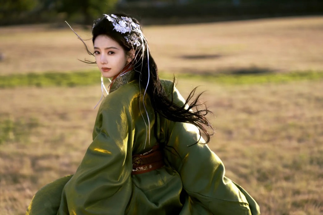 年轻人在越野跑赛道上，吃饱了