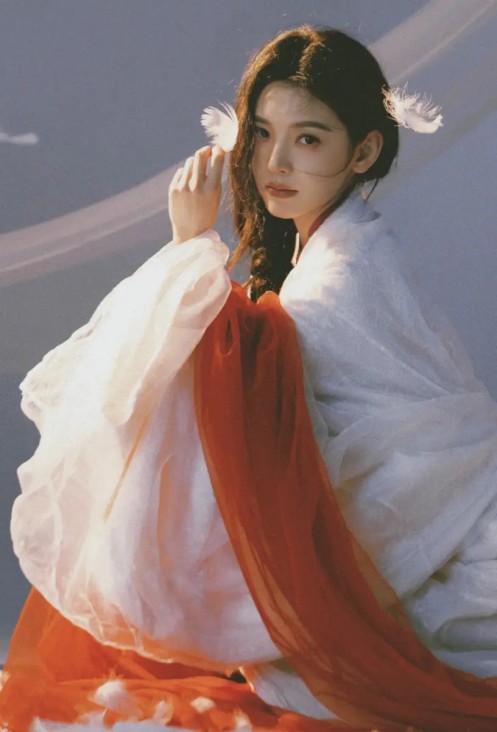 董璇携小酒窝助阵关悦女儿公益展，星二代友谊与闺蜜情温暖动人