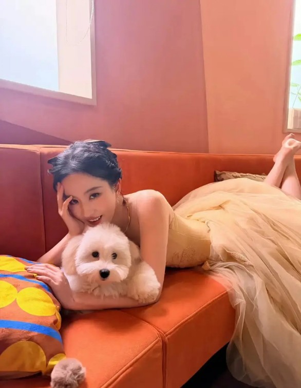 暖冬氛围感拉满，章磊圣诞光影解锁冬日浪漫