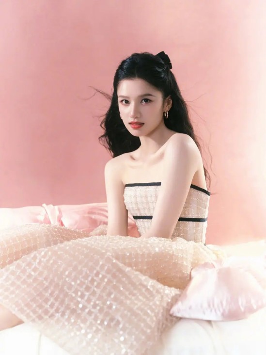 鬼鬼晒母女合照庆女儿一岁：有小孩真的很幸福