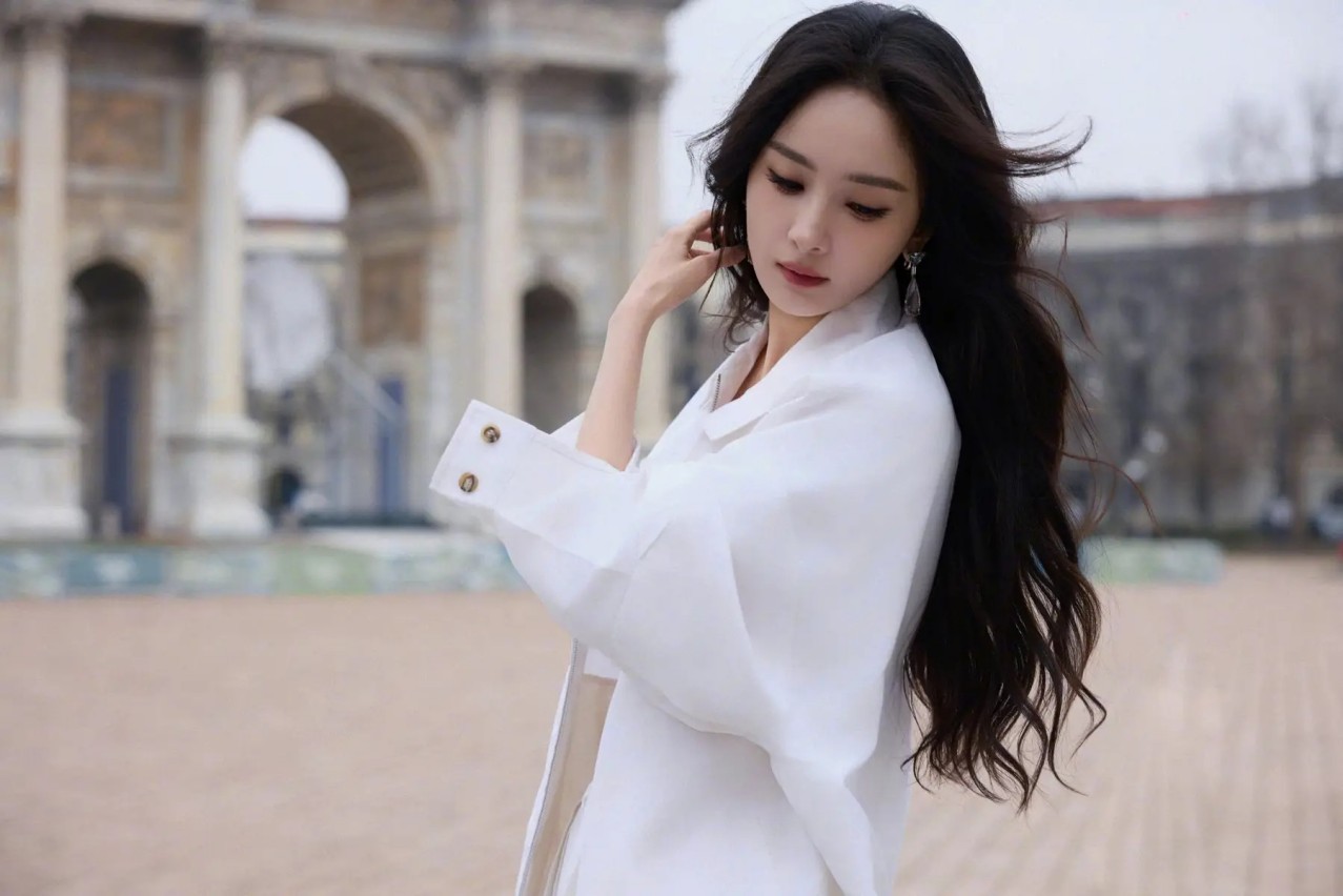 戚玉武新加坡偶遇：50岁身材依旧在线，网友争议“颜值普通”，女儿颜值抢镜