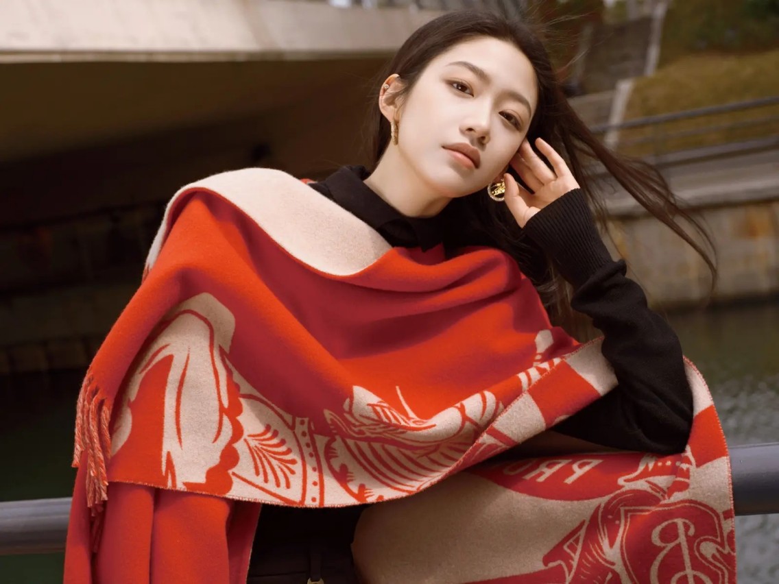 何超莲为母亲庆祝73岁生日，窦骁缺席，但娘家人来了不少