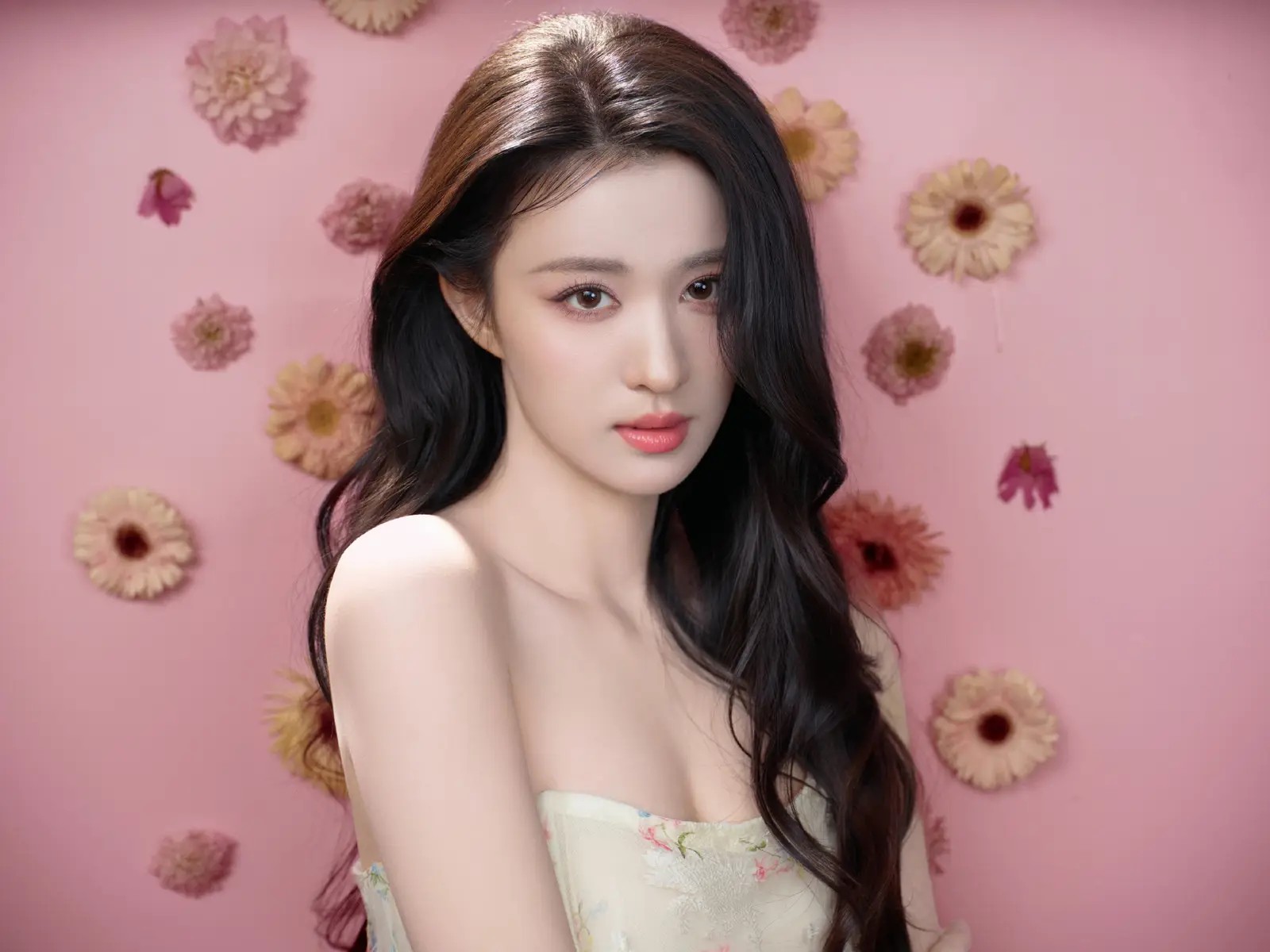 顶级女团成员生日当天，穿着比基尼倒立！