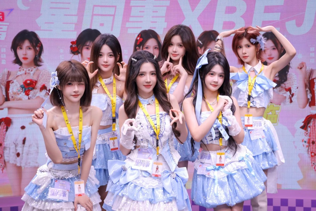 范志毅陪妻女游玩，9岁女儿身高惊人，小17岁老婆瘦但仍有双下巴