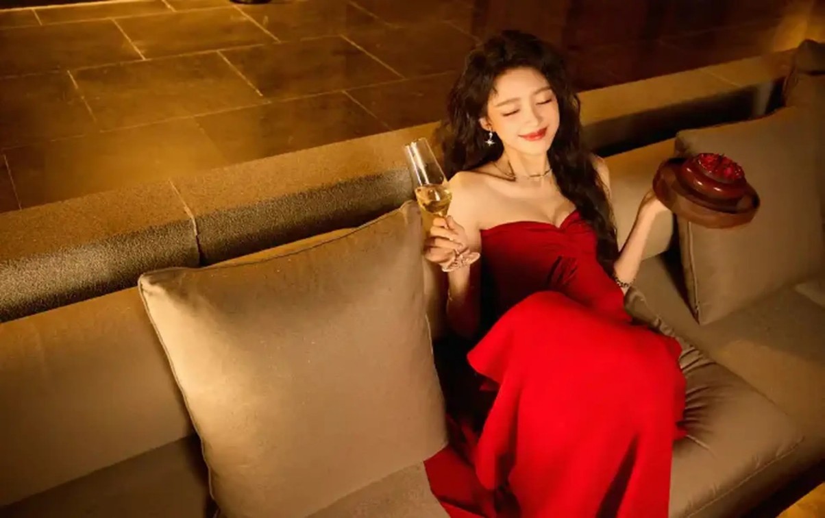 离谱热搜！金素贤结婚15年从未露素颜，连产床上都要化妆引全网热议
